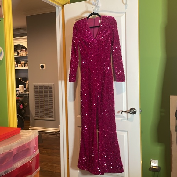 Faeriesty HOT 🩷 Pink Sequin Jumpsuit with V-Neck small - Picture 2 of 6